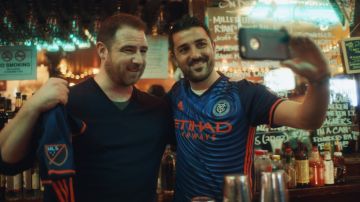 David Villa acudió por sorpresa a un bar de Manhattan regentado por un fanático del NYCFC.