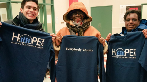 Voluntarios de la actividad HOPE Count, que cuenta el número de desamparados de la ciudad para ofrecerles ayuda.