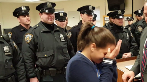 Yasmeli Gómez, de 12 años,  no pudo contener las lágrimas cuando el detective Anthony Spennicchia le entegó un Ipad.