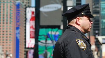 Policias del NYPD y MTA patrullan la ciudad, luego de los atentados terroristas en Belgica donde hay un centenares de muertos y heridos.
Grand Central y Times Square son patrullados arduamente.
 Mariela Lombard/El Diario NY.