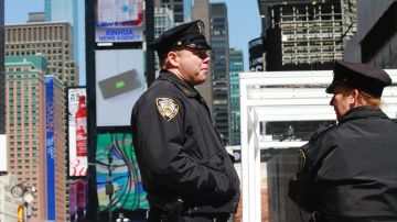 Policias del NYPD y MTA patrullan la ciudad, luego de los atentados terroristas en Belgica donde hay un centenares de muertos y heridos.
Grand Central y Times Square son patrullados arduamente.
Photo Credito Mariela Lombard/El Diario NY.