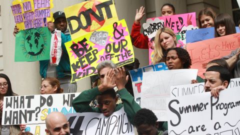 Miembros del Concejo Matthew Eugene, Laurie Cumbo y otros dieron su apoyo a los padres y alumnos para que los districtos mas pobres de la ciudad para que no se corten los fondos para los programas de verano.
Photo Credito Mariela Lombard/El Diario NY.