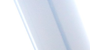 Las chicas tambien pudieron escoger los zapatos y otros accesorios para el prom. (Photo Aurelia Ventura/La Opinion)