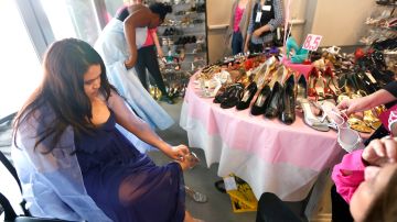 Las chicas tambien pudieron escoger los zapatos y otros accesorios para el prom. (Photo Aurelia Ventura/La Opinion)