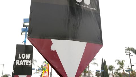 03/04/16 /SOUTH GATE/Discount Auto Plaza, negocio de autos usados en 4366 Firestone Blvd, South Gate (Photo Aurelia Ventura/La Opinion)