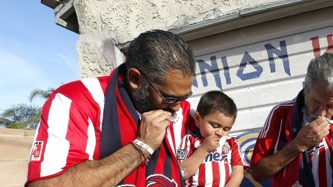 Julio Ramos con su padre Salvador Ramos e hijos Jair, 11, Jonatan, 8, y Julian, 2, aficionados de las Chivas.