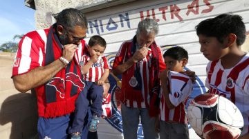Julio Ramos con su padre Salvador Ramos e hijos Jair, 11, Jonatan, 8, y Julian, 2, aficionados de las Chivas.