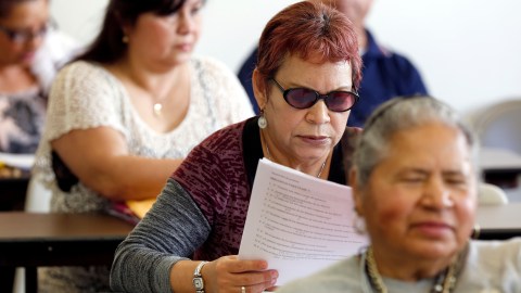 El costo del trámite, la falta de inglés impide que muchos centroamericanos se naturalicen. (Foto Aurelia Ventura/ La Opinion)