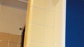 La concejal Julissa Ferreras-Copeland (D-Queens), muestra uno de los dispensadores de toallas sanitarias y tampones gratis instalado en la escuela Newtown High School, en Elmhurst.