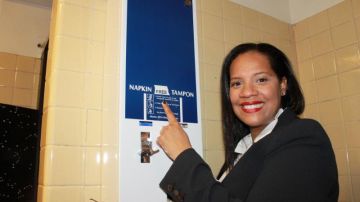 La concejal Julissa Ferreras-Copeland (D-Queens), muestra uno de los dispensadores de toallas sanitarias y tampones gratis instalado en la escuela Newtown High School, en Elmhurst.