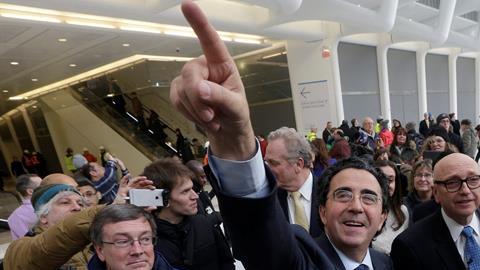 El arquitecto español Santiago Calatrava (c) asiste a la inauguraciòn del centro de transporte del World Trade Center en Nueva York.