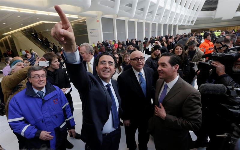 El arquitecto español Santiago Calatrava (c) asiste a la inauguraciòn del centro de transporte del World Trade Center en Nueva York.