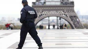 Cuatro personas sospechosas de preparar un atentado en París fueron detenidas hoy en la capital francesa y en sus alrededores, confirmaron fuentes judiciales.