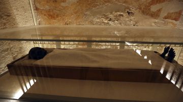 El ministro egipcio de antigüedades, Mamdouh al-Damati, ha ofrecido una rueda de prensa para presentar los resultados del escáner realizado en la tumba de Tutankamón
