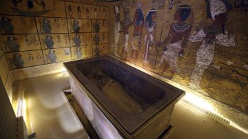 interior de la cámara funeraria de Tutankamón, en el Valle de los Reyes de Luxor (Egipto).