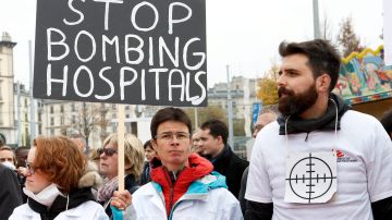 Miembros de Médicos sin Fronteras (MSF) se manifiestan contra el bombardeo del hospital de Kunduz, Afganistán perpetrado por Estados Unidos el pasado 3 de octubre.