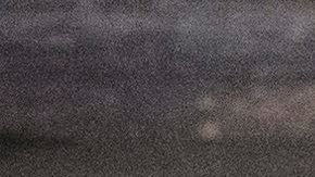 Un hombre enciende velas hoy, martes 22 de marzo de 2016, durante una vigilia en homenaje a las víctimas de los atentados terroristas, en la Place de la Bourse, Bruselas.