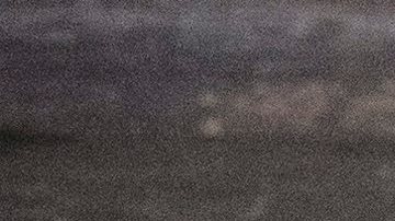 Un hombre enciende velas hoy, martes 22 de marzo de 2016, durante una vigilia en homenaje a las víctimas de los atentados terroristas, en la Place de la Bourse, Bruselas.