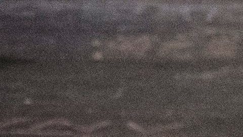 Un hombre enciende velas hoy, martes 22 de marzo de 2016, durante una vigilia en homenaje a las víctimas de los atentados terroristas, en la Place de la Bourse, Bruselas.