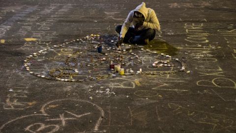 Un hombre enciende velas hoy, martes 22 de marzo de 2016, durante una vigilia en homenaje a las víctimas de los atentados terroristas, en la Place de la Bourse, Bruselas.