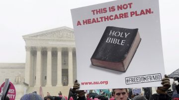Activistas apoyan el acceso de las mujeres a los anticonceptivos a las puertas del Tribunal Supremo en Washington