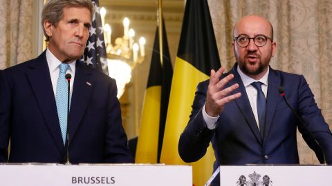 El secretario de estado estadounidense, John Kerry (i), y el primer ministro belga, Charles Michel (d), ofrecen una rueda de prensa en Bruselas (Bélgica) hoy, 25 de marzo de 2016. Kerry se encuentra hoy en Bruselas para reunirse con las principales autoridades belgas y responsables de las instituciones europeas, así como visitar los escenarios de los atentados del pasado martes y dar un mensaje de solidaridad.