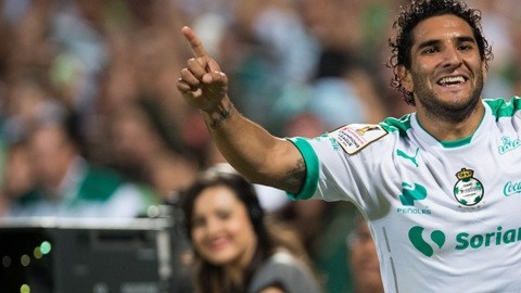 Por mucho el Santos demostró el nivel que tiene, en el Corona TSM . En la imagen Martín Bravo.