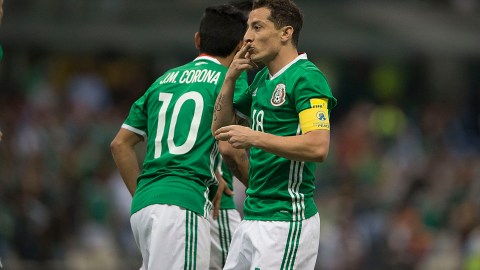 Andrés Guardado festeja tras conseguir anotar el penalti para abrir el marcador.