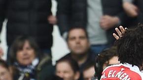 Aaron Ramsey (centro) festeja tras anotar el gol del empate ante el Tottenham ayer.