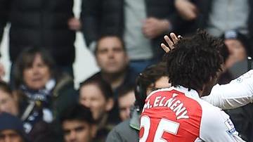 Aaron Ramsey (centro) festeja tras anotar el gol del empate ante el Tottenham ayer.