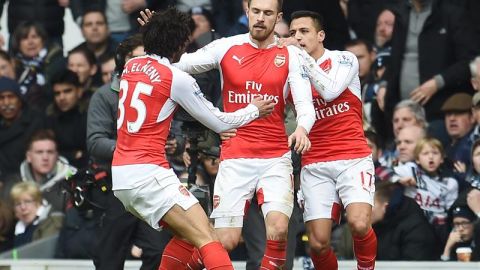 Aaron Ramsey (centro) festeja tras anotar el gol del empate ante el Tottenham ayer.