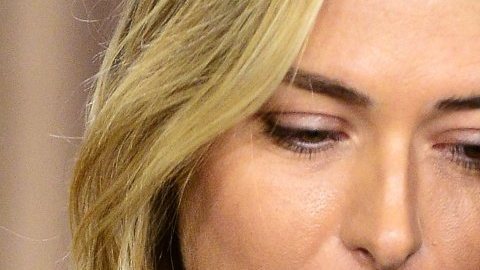 María Sharapova durante la conferencia en la que lució apesadumbrada.