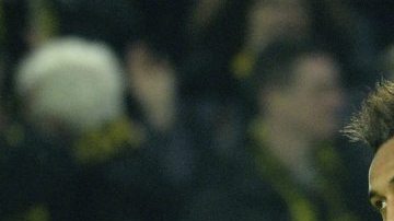 Pierre Emerick Aubameyang celebra con un compañero uno de los dos goles que le hizo al Tottenham.