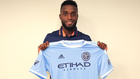 El jugador colombiano Steven Mendoza muestra la camiseta del New York City FC, con el cual fue presentado.