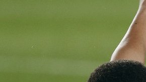 Y encima de todo, Iwobi del Arsenal se atrevió a reclamarle falta al árbitro.