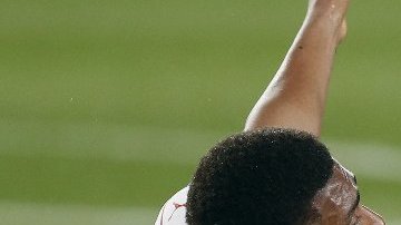 Y encima de todo, Iwobi del Arsenal se atrevió a reclamarle falta al árbitro.