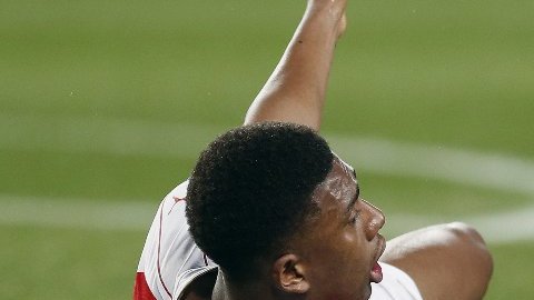 Y encima de todo, Iwobi del Arsenal se atrevió a reclamarle falta al árbitro.