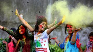 Holi es un festividad tradicional india que se celebra en primavera.