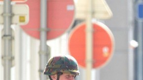 Soldados patrullan las calles del centro de Bruselas (Bélgica) hoy, 22 de marzo de 2016. Al menos 34 personas han muerto y otras 136 han resultado heridas en los atentados de hoy en el aeropuerto de Zaventem, en Bruselas, y la estación de metro de Maalbeek