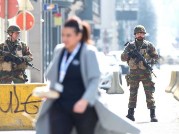 Soldados patrullan las calles del centro de Bruselas (Bélgica) hoy, 22 de marzo de 2016. Al menos 34 personas han muerto y otras 136 han resultado heridas en los atentados de hoy en el aeropuerto de Zaventem, en Bruselas, y la estación de metro de Maalbeek