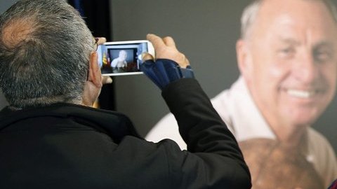 Cruyff, venerado y recordado como uno de los más grandes.
