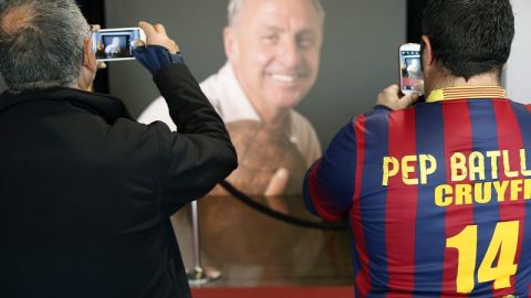 Cruyff, venerado y recordado como uno de los más grandes.