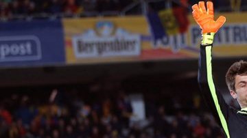 Cesc Fabregas frente al portero rumano Ciprian Tatarusanu.