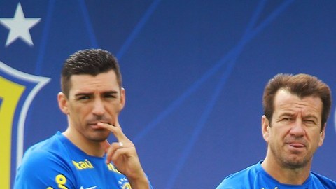 Dunga con sus asistentes Lucio y Gilmar Rinaldi.