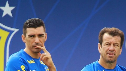 Dunga con sus asistentes Lucio y Gilmar Rinaldi.
