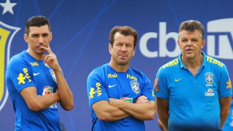 Dunga con sus asistentes Lucio y Gilmar Rinaldi.