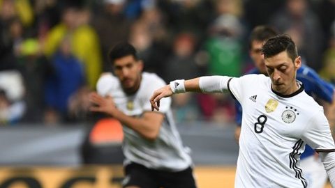 Mezut Özil contribuyó a la victoria apabullante del 'Mannschaft' sobre los 'Azzurri'.