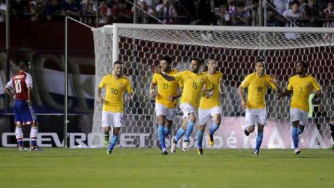 Dani Alves salvó a Brasil del desastre en Asunción.