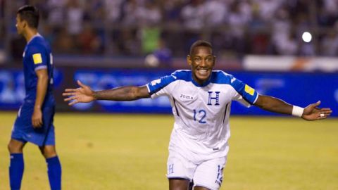 El jugador de la selección de Honduras Romel Quioto celebra el gol anotado a la selección de El Salvador en San Pedro Sula.