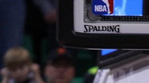 Stephen Curry le hace la jugada a Rudy Gobert del Jazz de Utah en el Vivant Smart Home Arena de Salt Lake City.